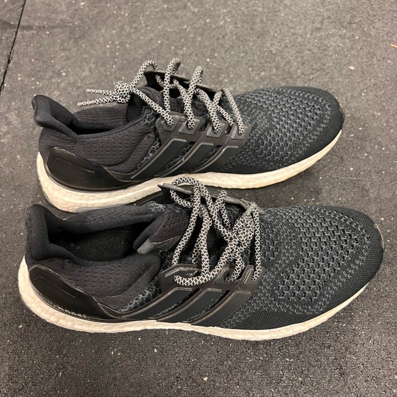 Adidas Ultraboost 2.0 Black Sz. 9 (With Reflective Laces) - Picture 2 of 6